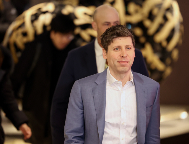 샘 올트먼 오픈AI 회장이 4일 오전 서울 중구 더 플라자 호텔에서 열린 카카오 미디어데이에 참석하기 전 취재진과의 인터뷰를 위해 이동하고 있다. 연합뉴스